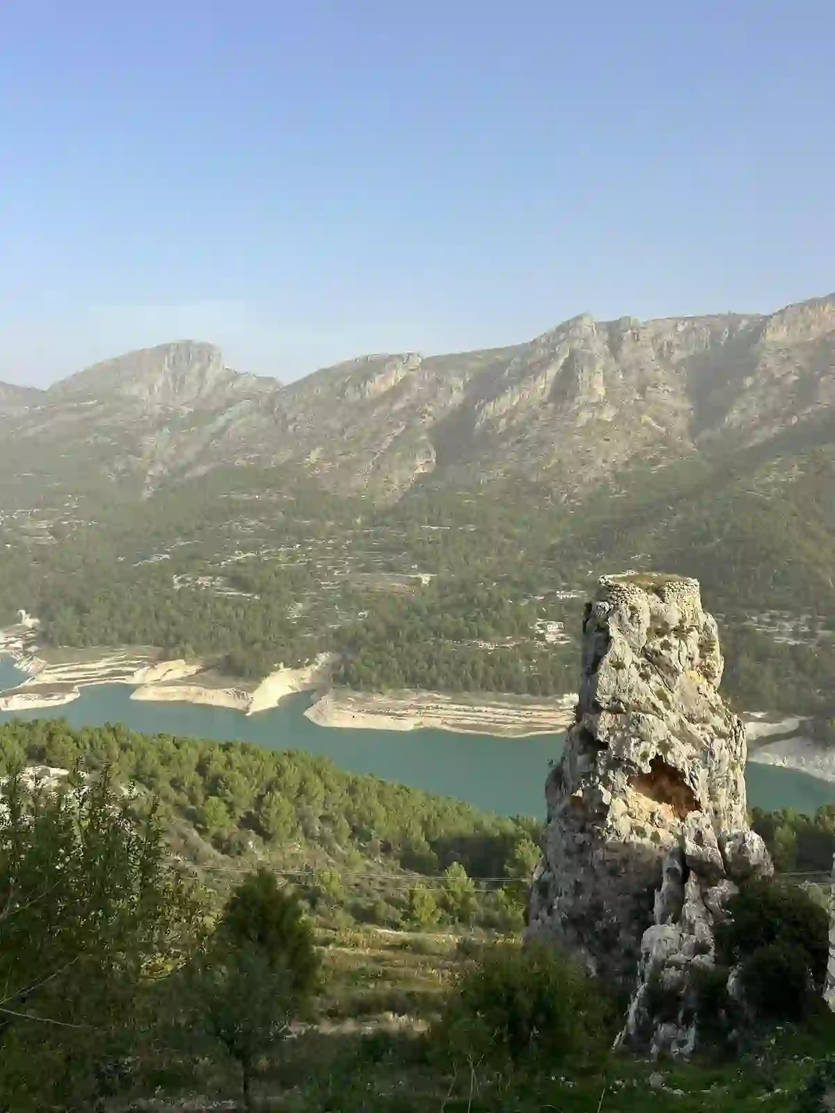 Vista sul lago di Guadalest, spagna. Provincia di Alicante